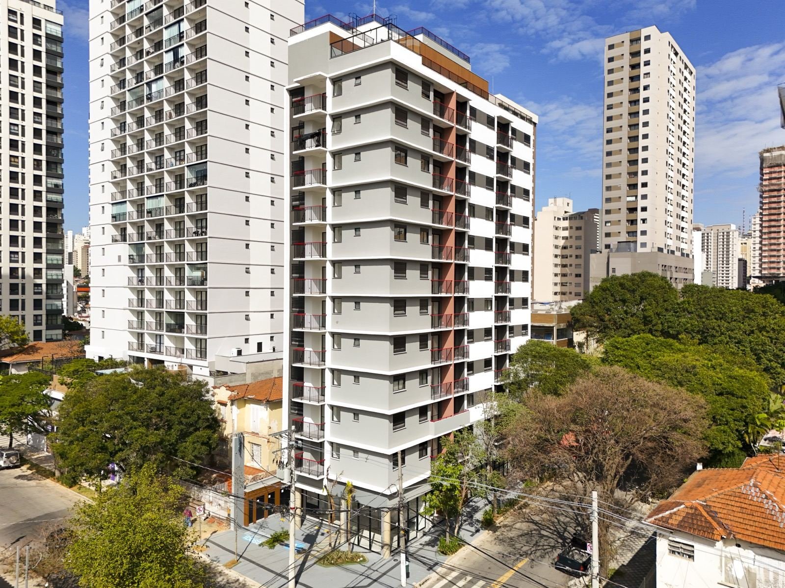 Fachada do Bracon Perdizes pronto, fotografada da rua, com o bairro arborizado ao redor