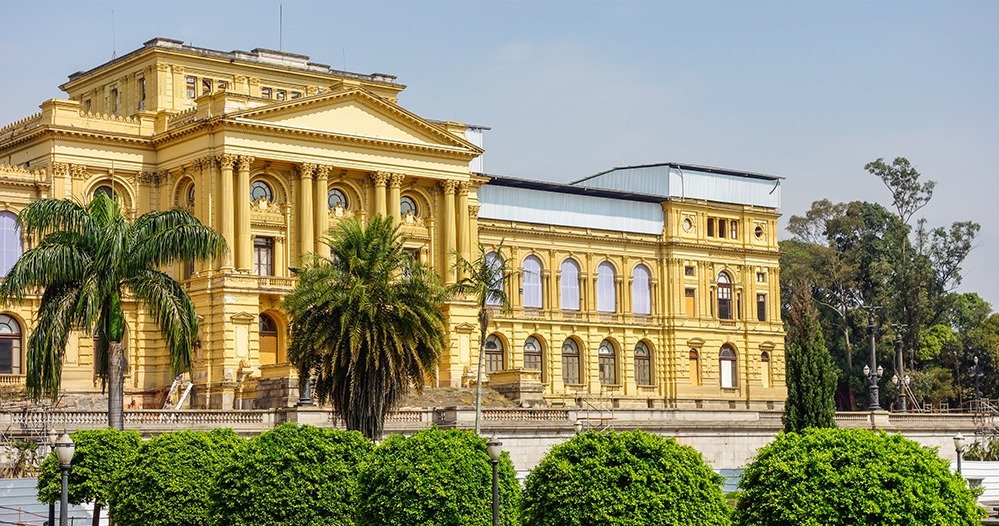 Fachada amarela do Museu do Ipiranga, no Parque da Independência, em São Paulo