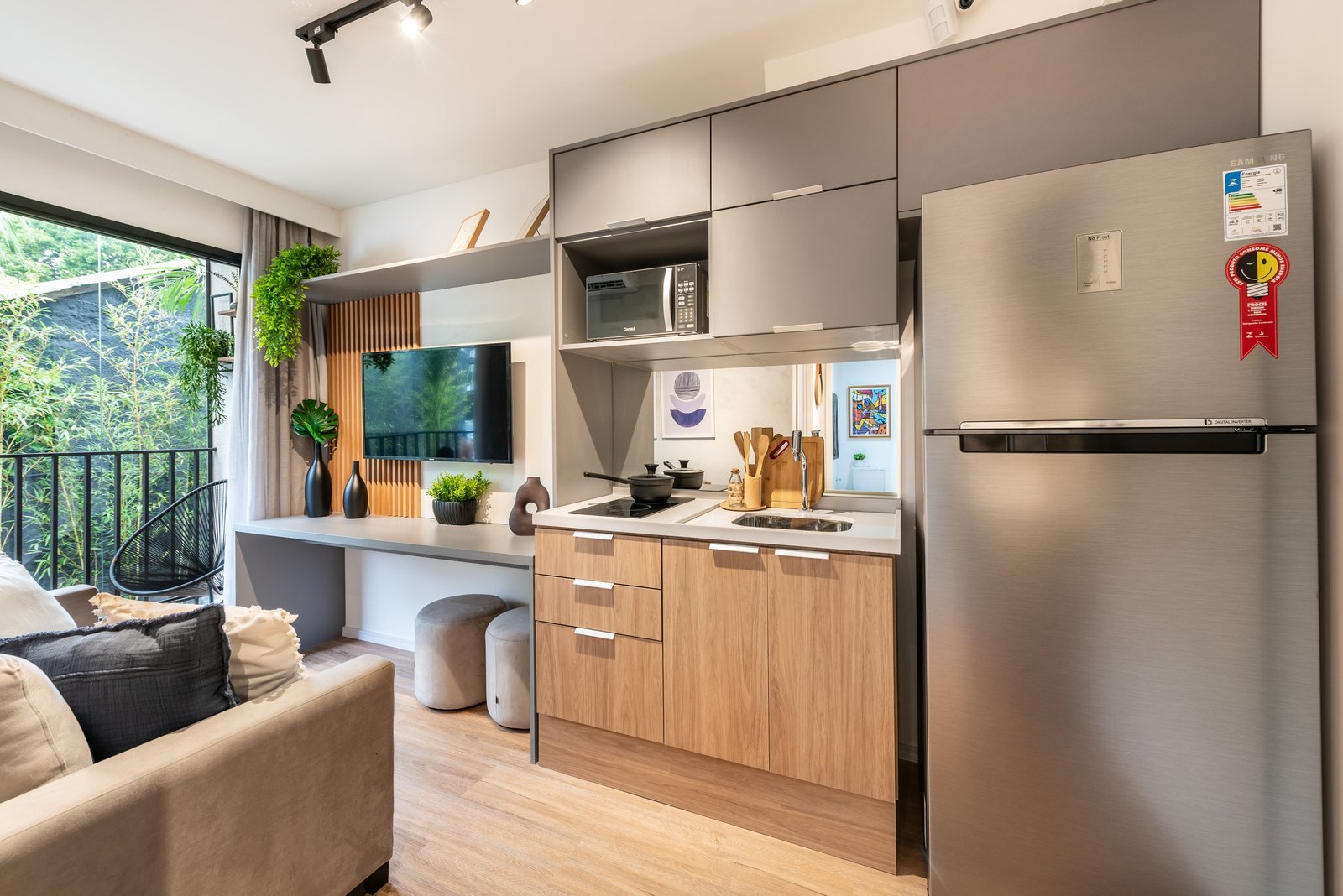Foto do decorado de 1 dormitório: sala integrada à cozinha planejada, com porta para o terraço