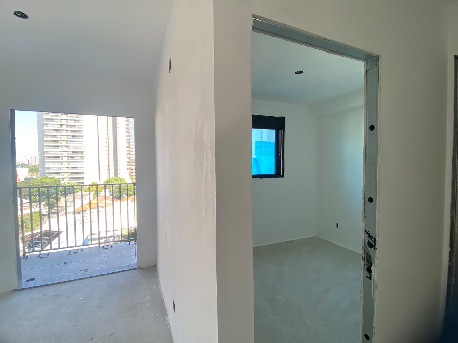 Foto da obra em 28 de setembro de 2026: unidade com paredes em drywall e terraço com vista para a cidade