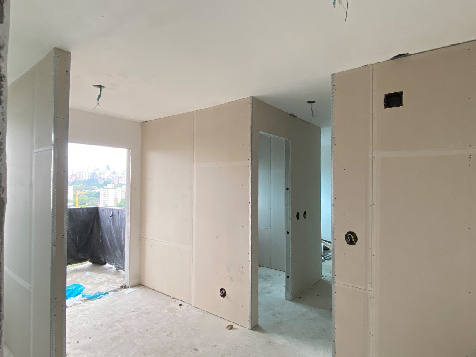 Foto da obra em 28 de setembro de 2026: interior de unidade com divisórias e instalações em andamento