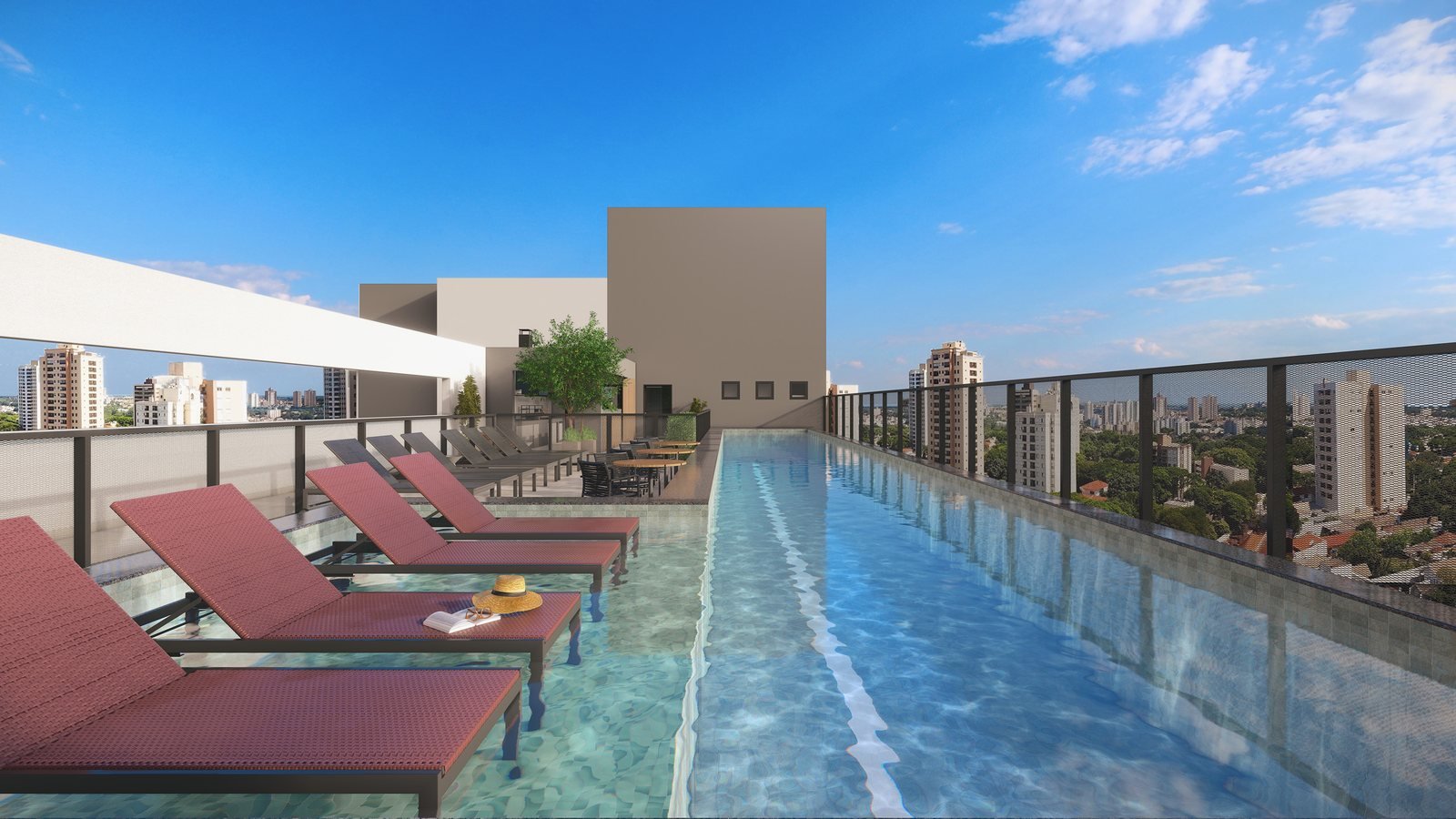 Perspectiva da piscina de raia de 25 m no rooftop, com espreguiçadeiras e vista para a cidade